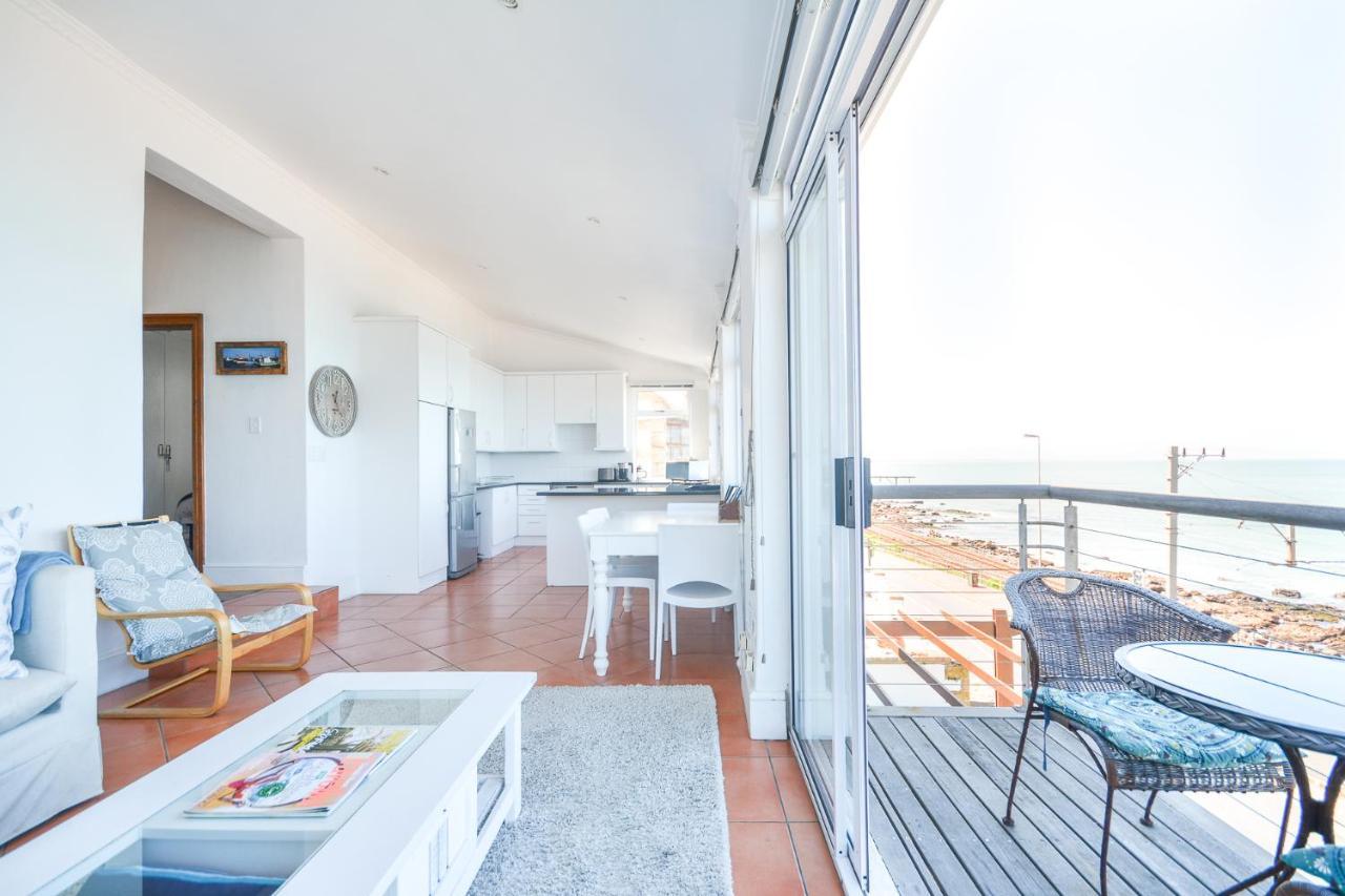 Oceanfront Penthouse Apartment Muizenberg Bagian luar foto